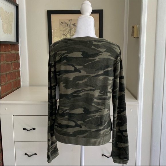 Theo & Spence Leopard Print V-Neck Pajama Top - Picture 2 of 13